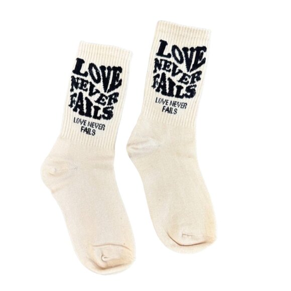 NWT Love Never Fails White Crew Socks Unisex Size 6-12 - Picture 1 of 1
